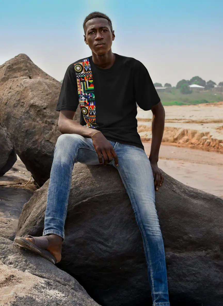 Modèle portant le T-shirt issu du projet créatif NCI x WOPLAH.