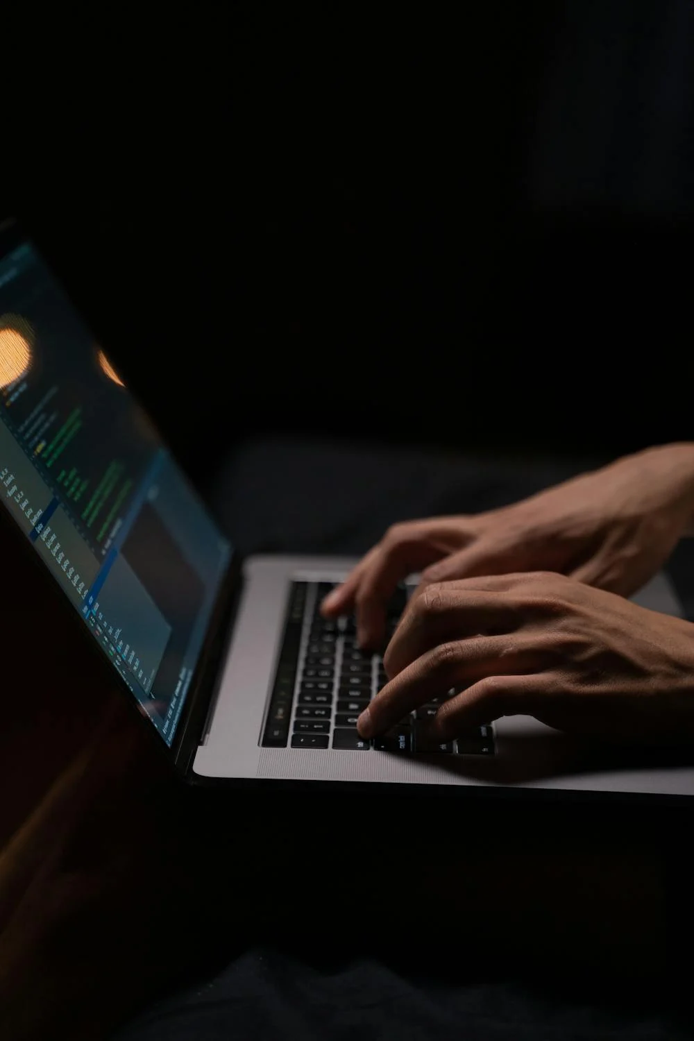 Globe terrestre tenu par plusieurs mains de différentes ethnicités, représentant la solidarité internationale.